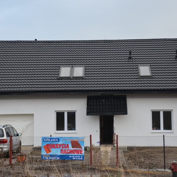 Dach z blachodachówki Ruukki Finnera czarna, wyróżniający się elegancką linią profilu.